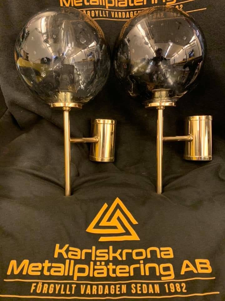 Guldpläterade vägglampor med rökfärgat glas