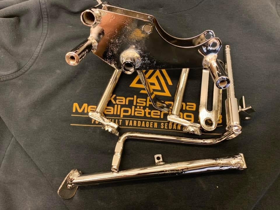 Kromade motorcykeldelar efter förnickling