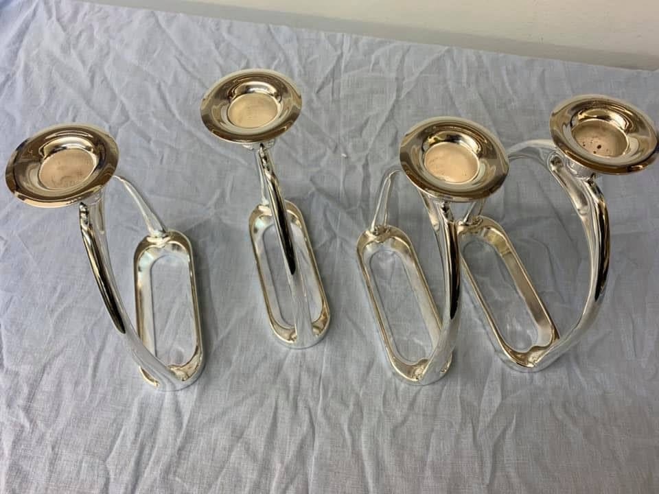Väggampetter med silvrig kropp och guldtonad kopp