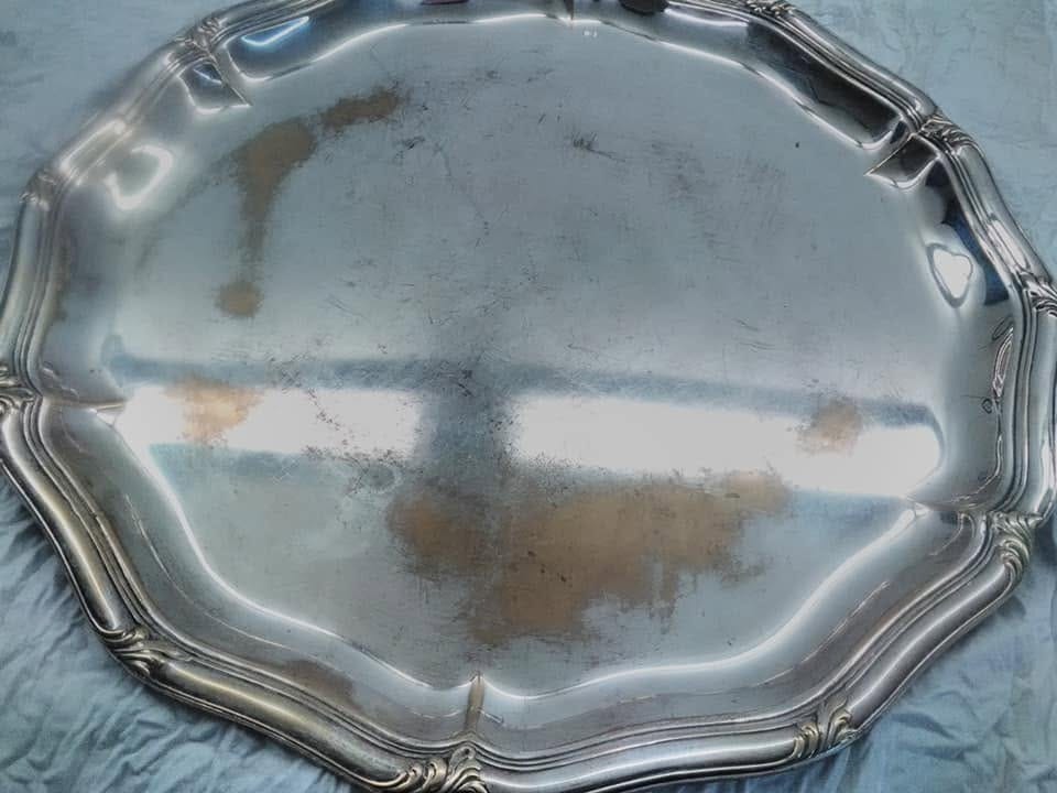 Sliten oval bricka med nött plätering, före behandling