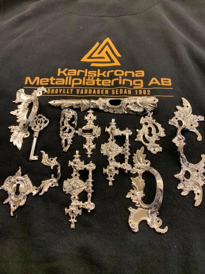 Silverpläterade möbelbeslag och nyckel